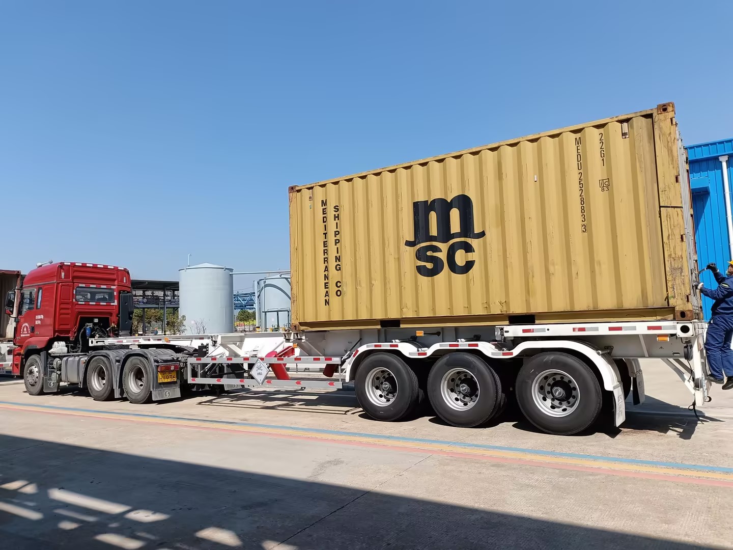 Chloring and cylinders are shipped in one GP